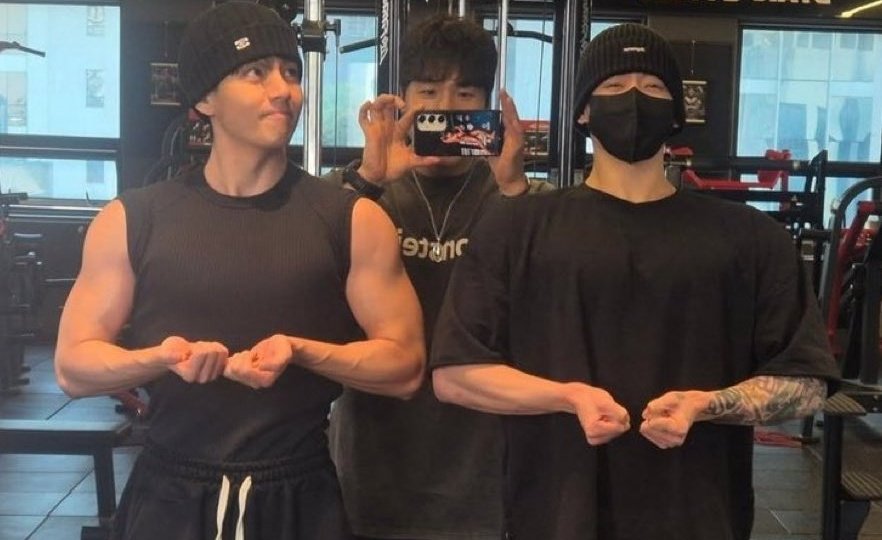 thvoxic's tweet photo. #taekookau onde:

Jungkook e Taehyung são amigos que fazem tudo juntos, inclusive treinar. Estava indo tudo bem na amizade dos dois, até Taehyung começar a postar mais sobre os treinos e Jungkook se morder de ciúmes, porém, ser hétero jamais deixaria ele admitir isso. https://t.co/OnTJqr0WQ7
