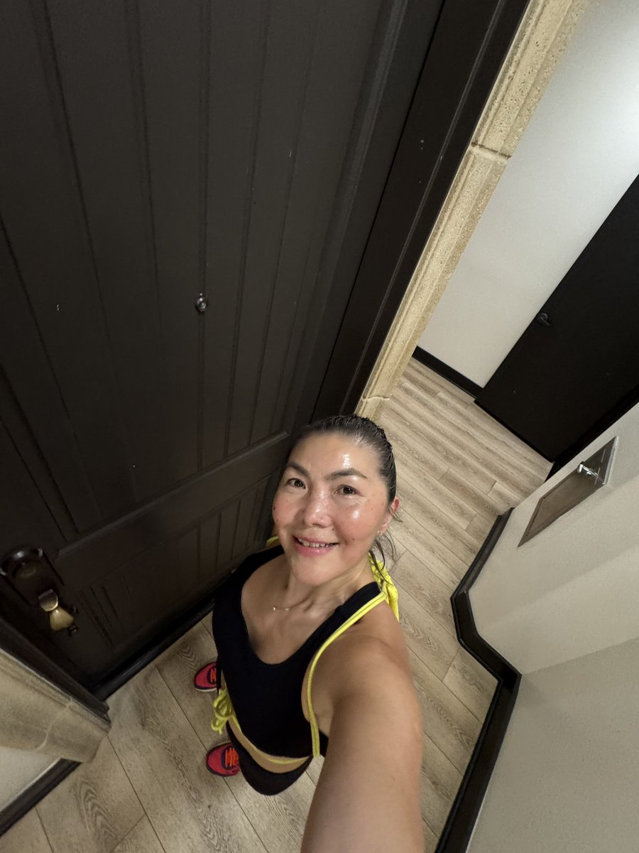 Дөнгөж сая 9 км гүйж дуусгалаа. Гадаа жаахан бороотой сайхан өдөр байна. Энэ сард би дасгалаас гадна доод тал нь 14 хоног өдөрт 9 км гүйх зорилготой байгаа. Таны фитнес зорилго юу вэ?