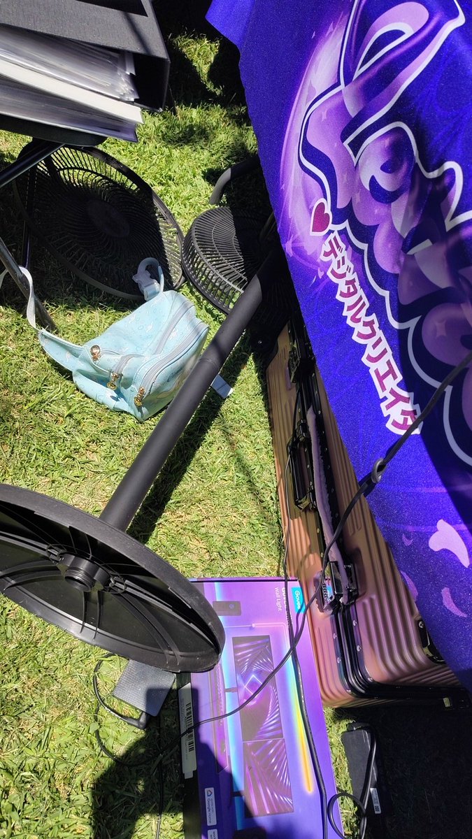 Hace un vergo de calor gente, no es broma jajajajajajaja 

Me gusta mucho porque si tenía un cultista de esos chidos chidos por aquí y vino a verme y por eso ando de gira, por esos cultistas chidos UwU 

Sígueme en el Feis UwU facebook.com/share/1BeiEvQu…