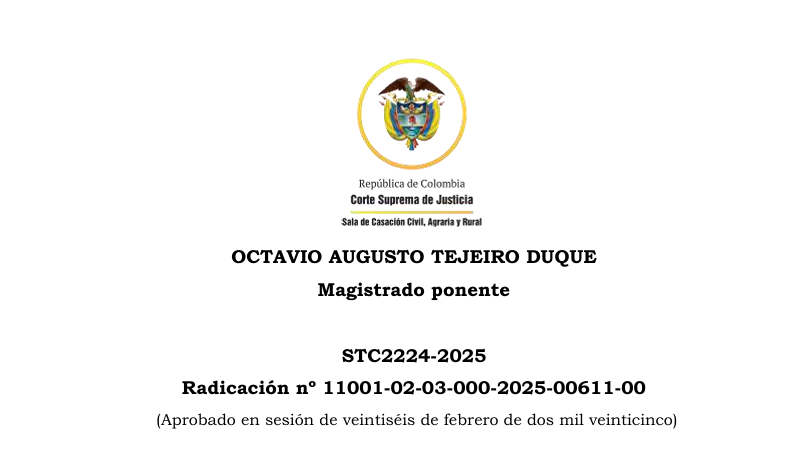 JurisprudenCol's tweet photo. La falta de titularidad registral no basta por sí sola para calificar un inmueble como baldío

El accionante alegaba la vulneración de su derecho fundamental al debido proceso y al acceso a la administración de justicia, por cuanto los jueces de instancia, tanto en primera como en segunda, habían negado sus pretensiones bajo el argumento de que el bien era baldío, basándose en la sola carencia de matrícula inmobiliaria o antecedentes registrales. Esta afirmación fue considerada por el actor como contraria al precedente judicial y a la prueba documental y testimonial allegada al proceso, que demostraba el aprovechamiento del bien por particulares por más de tres décadas.

El principal punto de estudio por parte de la Corte fue determinar si las autoridades judiciales incurrieron en un defecto fáctico al presumir baldío el bien sin practicar las pruebas necesarias para verificar su verdadera naturaleza jurídica. En especial, se analizó si el fallo del Tribunal, al desestimar la posibilidad de usucapión con base exclusiva en la inexistencia de folio de matrícula, contradecía los lineamientos establecidos por la propia Corte en decisiones anteriores, y si esto conllevaba una vulneración del derecho al acceso efectivo a la justicia y a la prevalencia del derecho sustancial. La Corte recordó que, si bien el artículo 675 del Código Civil establece la imprescriptibilidad de los bienes públicos, no puede presumirse de forma automática que todo bien sin matrícula es baldío, sin antes realizar un estudio probatorio a fondo.

Dentro de sus consideraciones, la Corte citó en primer lugar la sentencia STC16151-2014, en la que se estableció que la falta de titularidad registral no basta por sí sola para calificar un inmueble como baldío, y que esta presunción debe ser desvirtuada mediante un análisis integral de la prueba. Esta sentencia ha sido reiterada en decisiones como la STC3765-2015, STC10720-2015, STC4587-2017, STC8261-2019 y STC4687-2024, en las que se insiste en la necesidad de determinar la naturaleza del bien en litigio, ya que permitir su adjudicación sin certeza sobre su carácter podría conducir a que bienes del Estado salgan irregularmente del dominio público. Estas sentencias han consolidado un bloque jurisprudencial que obliga al juez ordinario a agotar todas las herramientas disponibles antes de concluir que un bien es imprescriptible.

Asimismo, la Corte citó la STC9771-2019, que enfatiza la obligación del juez de decretar pruebas de oficio cuando existan dudas sobre la condición jurídica del bien objeto de usucapión. En este fallo se explicó que el sentenciador debe actuar de manera proactiva cuando el material probatorio no es suficiente para tomar una decisión definitiva, haciendo uso de los artículos 169, 170 y 176 del Código General del Proceso, que consagran la facultad probatoria oficiosa del juez. Esta doctrina también fue recogida en la sentencia STC4687-2024, que refuerza el deber judicial de investigar a fondo antes de desestimar por presunción los derechos sustanciales de los particulares.

Como complemento, se citó también la sentencia T-548 de 2016 de la Corte Constitucional, en la que se reconoció que el nuevo régimen procesal —a partir de la entrada en vigor del Código General del Proceso— permite al juez evitar decisiones contrarias al derecho sustancial mediante la práctica oficiosa de pruebas, el rechazo in limine o la terminación anticipada del proceso si se verifica que se trata de un bien baldío. No obstante, esta potestad debe ejercerse bajo el principio de exhaustividad probatoria, para evitar decisiones automáticas o irreflexivas basadas exclusivamente en formalidades registrales.

En el caso concreto, la Corte encontró que el Tribunal Superior de Bogotá incurrió en una omisión sustancial al no decretar pruebas que permitieran esclarecer si el bien era o no baldío. Se limitó a aplicar la presunción legal del artículo 123 de la Ley 388 de 1997 y concluyó que la acción de pertenencia era improcedente por la sola ausencia de matrícula inmobiliaria. La Corte consideró que esa valoración mecánica y automática de la prueba impedía el acceso real a la justicia del accionante y violaba su derecho al debido proceso, dado que no se permitió un estudio material del uso, tenencia y aprovechamiento económico del bien por parte de particulares durante más de 30 años.

Como consecuencia, la Corte concedió el amparo, dejó sin efectos la sentencia del 8 de agosto de 2024 del Tribunal Superior de Bogotá, y le ordenó rehacer el análisis del recurso de apelación en el término de seis meses, esta vez decretando de oficio las pruebas necesarias para determinar con certeza la naturaleza del bien objeto del proceso. Con ello, reafirmó el carácter garantista del proceso civil y la necesidad de priorizar el derecho sustancial sobre las presunciones formales, reiterando que el juez debe ejercer activamente sus facultades cuando la prueba no es concluyente y está en juego el dominio legítimo de un inmueble.

Portal de actualización Jurisprudencial. Solicita tu suscripción aquí 👉 https://t.co/PqJHApP0cg