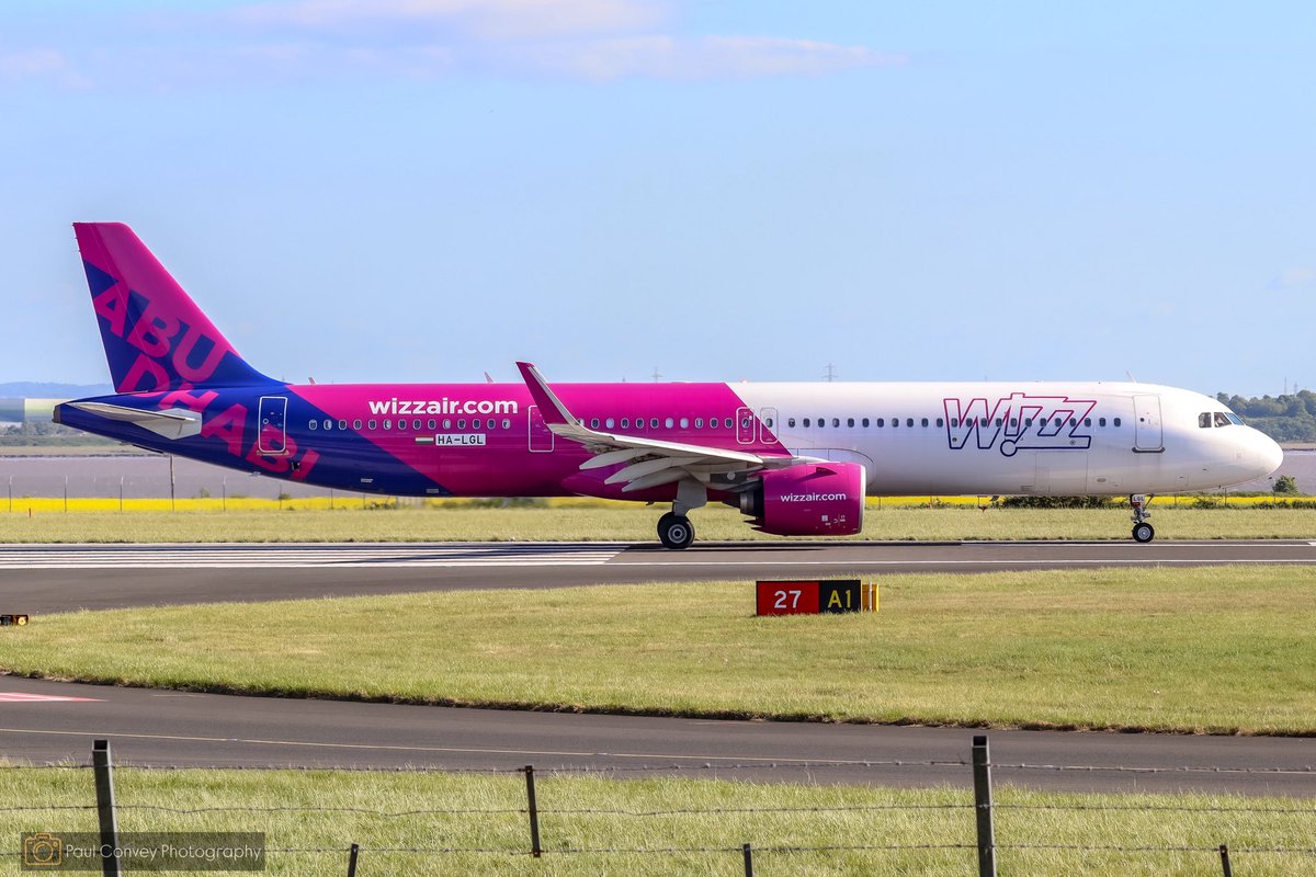 livinitlargee's tweet image. Yesterday finally got the @wizzair in the Abu Dhabi Livery today at Liverpool John Lennon Airport

Airline: Wizz Air (Abu Dhabi Livery)
Aircraft: Airbus A321-271NX
Reg: HA-LGL
Route: Liverpool (LPL)-Bucharest (OTP)

#lpl #liverpool #wizzair #airbus #aviation #a321 #avgeek