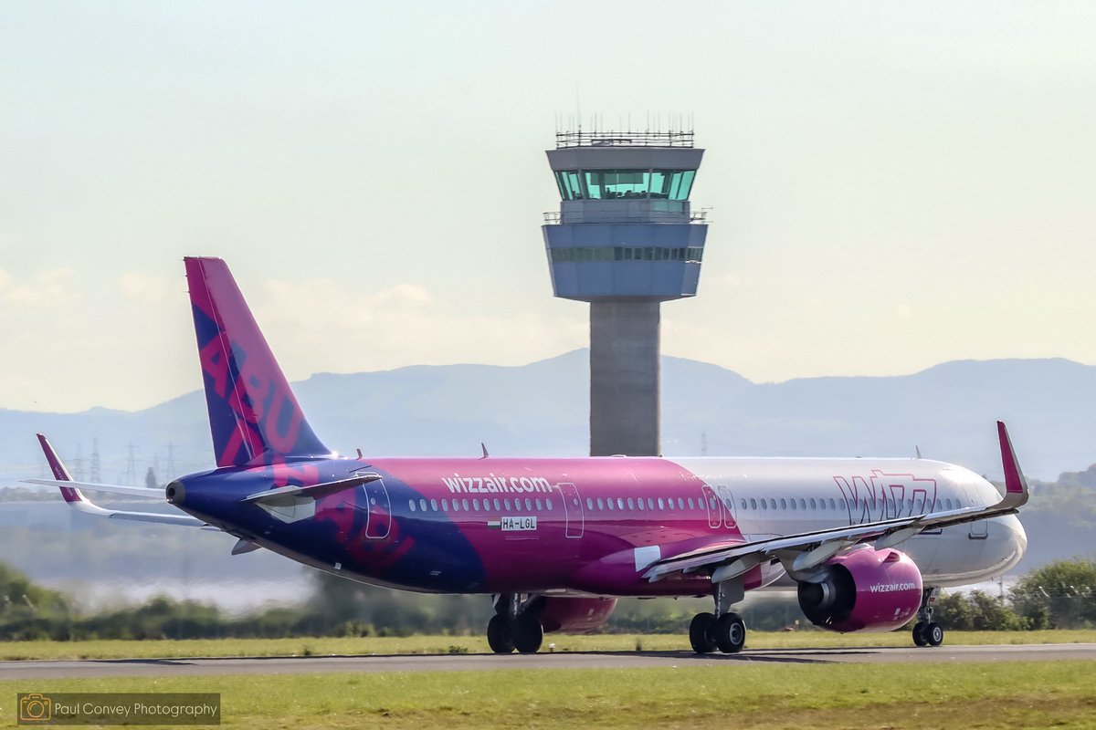 livinitlargee's tweet image. Yesterday finally got the @wizzair in the Abu Dhabi Livery today at Liverpool John Lennon Airport

Airline: Wizz Air (Abu Dhabi Livery)
Aircraft: Airbus A321-271NX
Reg: HA-LGL
Route: Liverpool (LPL)-Bucharest (OTP)

#lpl #liverpool #wizzair #airbus #aviation #a321 #avgeek