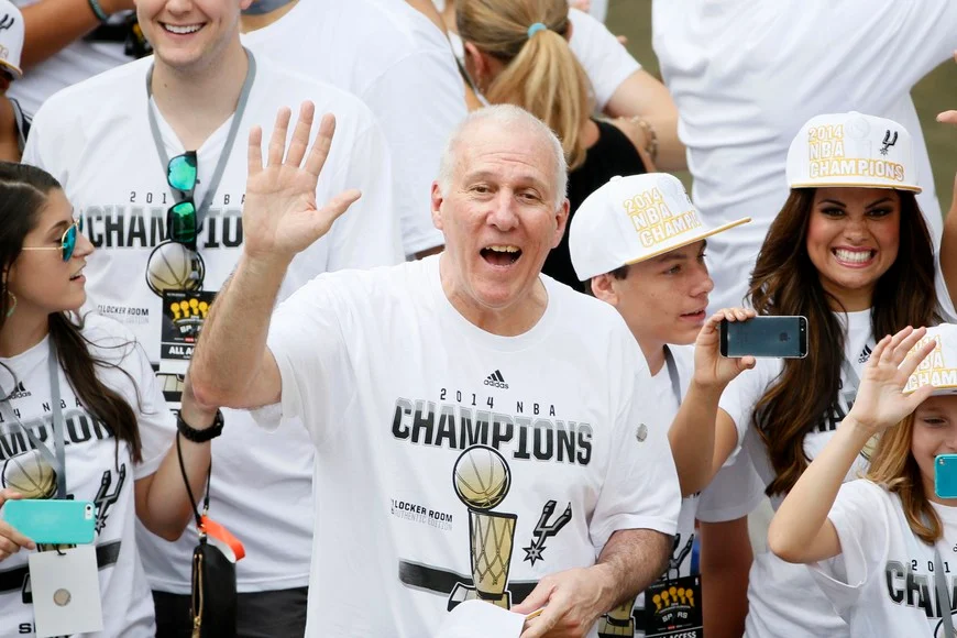 Les voy a confesar algo: se me hizo muy difícil armar un hilo como este.

La idea era contar 5️⃣ cosas por las cuales el legado de Gregg Popovich es fundamental para la NBA actual. Viendo los hechos... no pude elegir. Tuvieron que ser 🔟.

Pasen y lean. No se van a arrepentir.