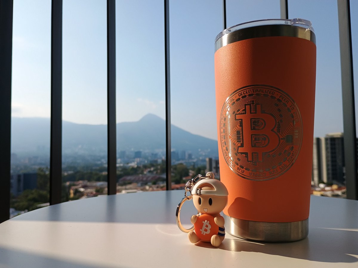 Little Presidente is in the house 🧡
Thanks <a href="/Fhreny/">Fhren</a> &amp; <a href="/oeguevara/">Oscar Guevara</a>!
You're the best! 🤓