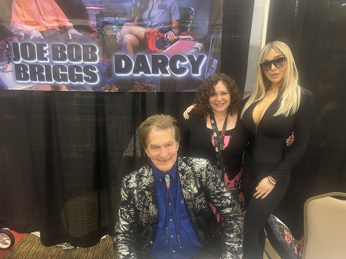 seattlescreams's tweet image. The nicest humans. Especially when I temporarily forgot how speaking worked. Thank you both! 

#crypticon @therealjoebob @kinky_horror