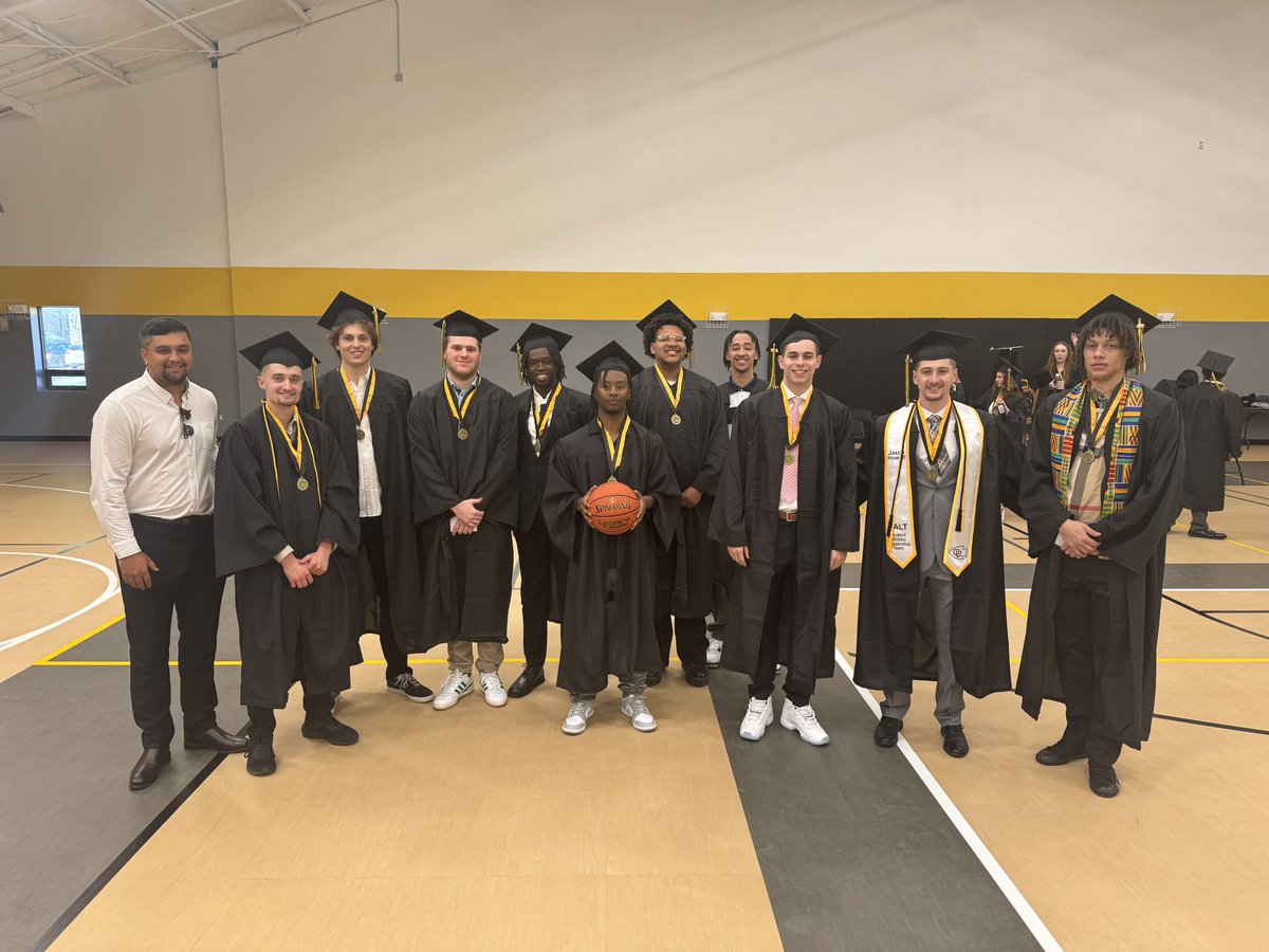 Congratulations to our seniors for graduating today ❗️