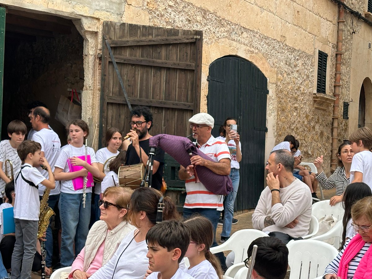 musicasoller's tweet image. 🌟 Un dia inoblidable a la #TrobadaDeBandetes de Búger! 🎶

Dins la #FiraDesJai2025, avui hem vibrat amb:

Bandetes de Pollença, Binissalem, Sóller i Sa Pobla
Batucades infantils de Búger

Música, colors i complicitat han omplert el poble! 🥁

Gràcies a tots! #Búger #CulturaViva
