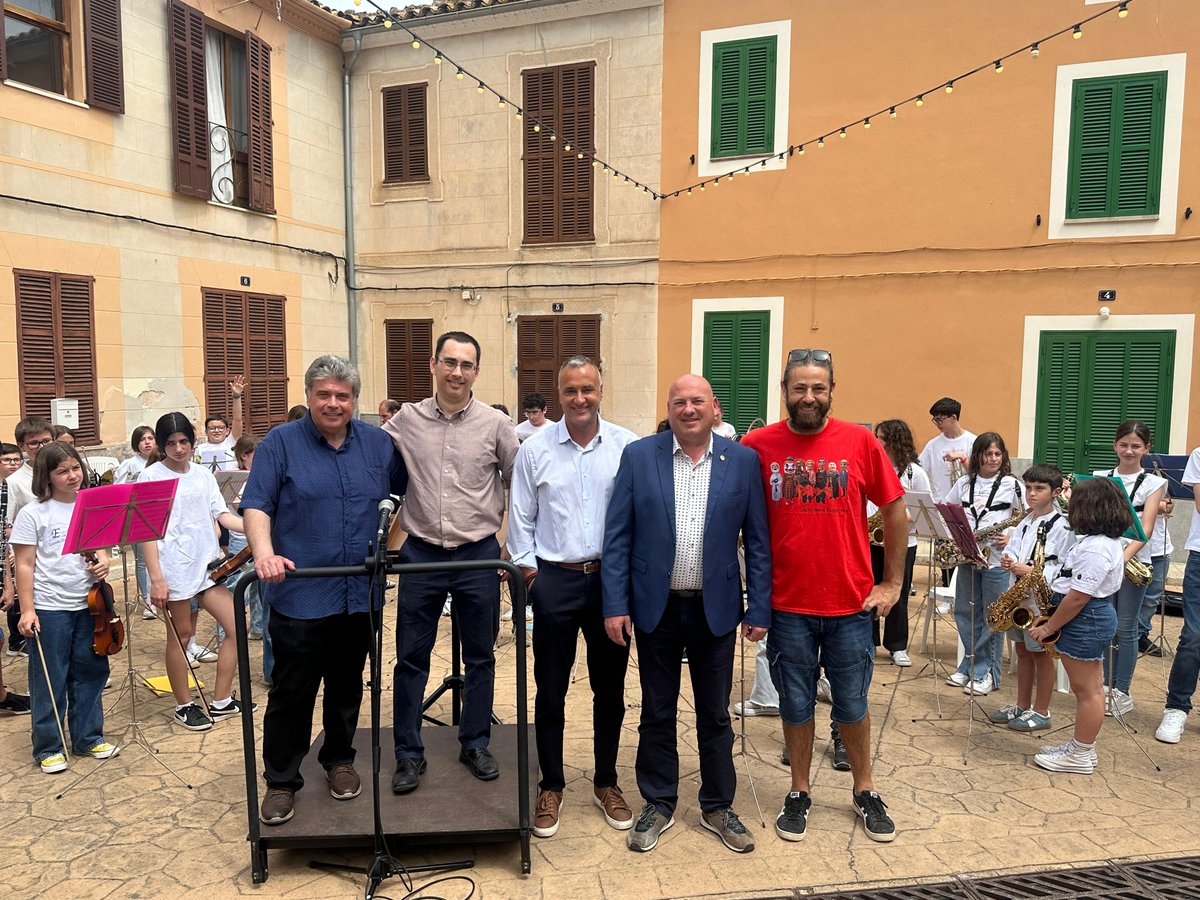 musicasoller's tweet image. 🌟 Un dia inoblidable a la #TrobadaDeBandetes de Búger! 🎶

Dins la #FiraDesJai2025, avui hem vibrat amb:

Bandetes de Pollença, Binissalem, Sóller i Sa Pobla
Batucades infantils de Búger

Música, colors i complicitat han omplert el poble! 🥁

Gràcies a tots! #Búger #CulturaViva