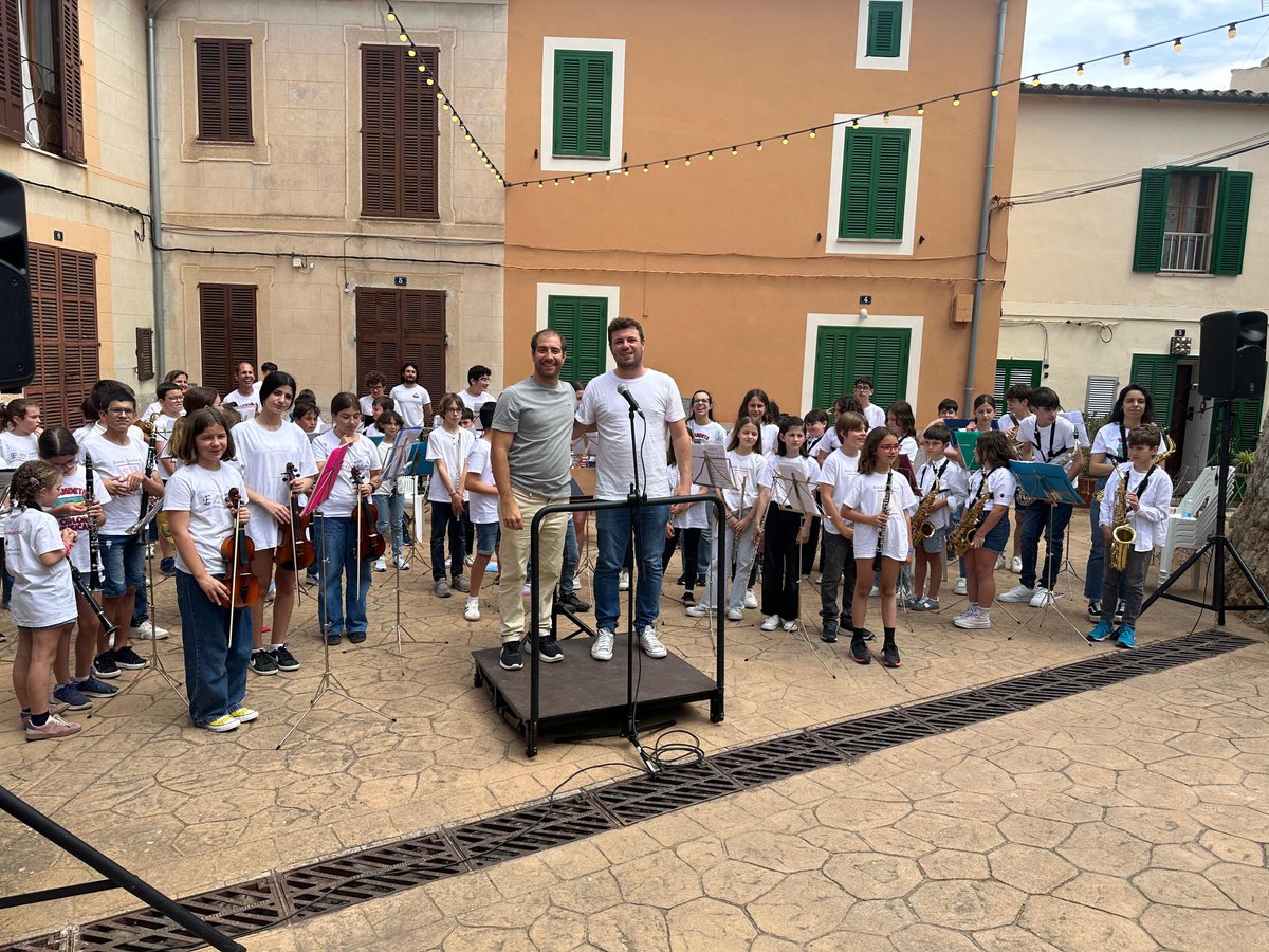 musicasoller's tweet image. 🌟 Un dia inoblidable a la #TrobadaDeBandetes de Búger! 🎶

Dins la #FiraDesJai2025, avui hem vibrat amb:

Bandetes de Pollença, Binissalem, Sóller i Sa Pobla
Batucades infantils de Búger

Música, colors i complicitat han omplert el poble! 🥁

Gràcies a tots! #Búger #CulturaViva