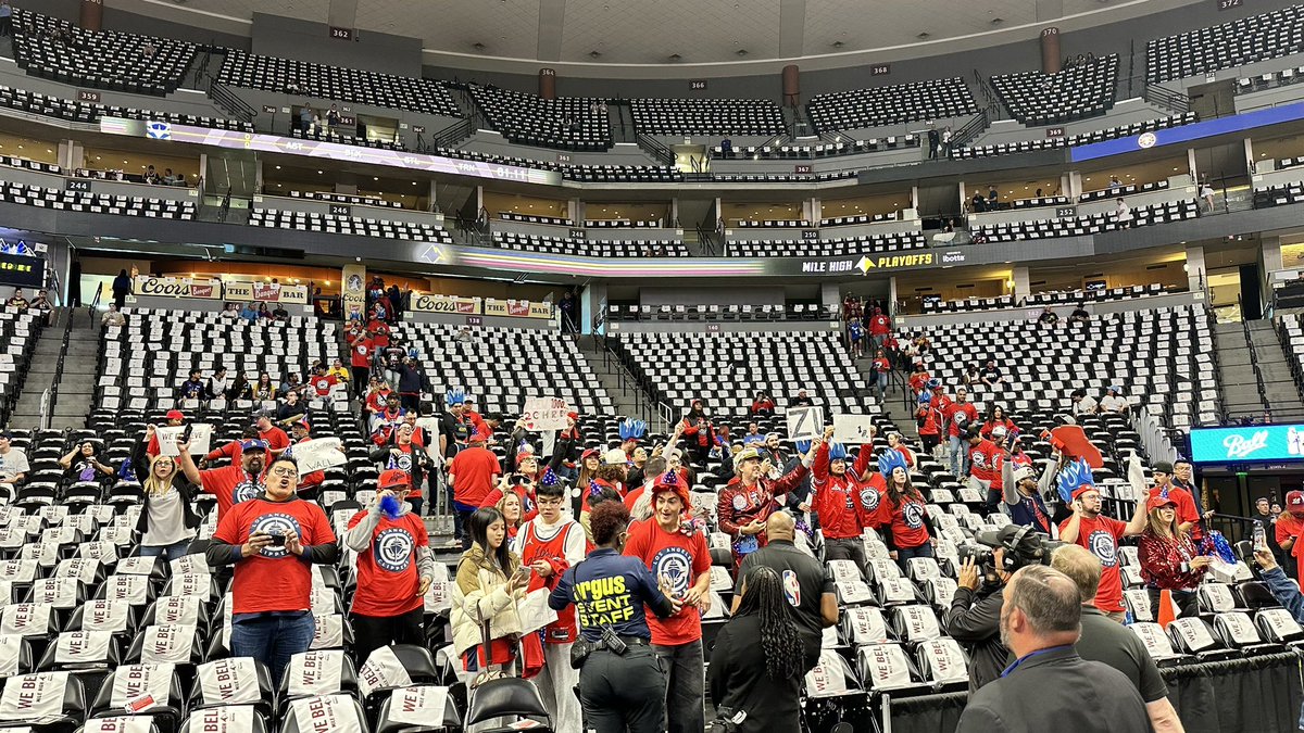 جماهيرنا بدأت بالتوافد إلى المدرجات استعدادًا للمواجهة الكبرى 🔥