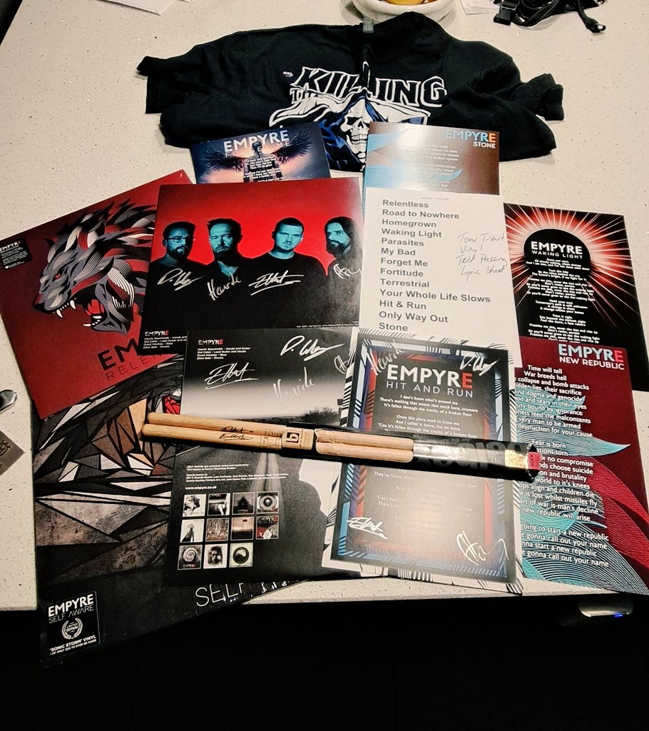 Iän Grumpä Smith (@ian_grumpa_67) on Twitter photo <a href="/EmpyreRock/">EmpyreRock</a> Well i went i enjoyed i bought loads got signed had a photo, Two new vinyls One happy old fart of a Rock n Roller Cheers Gents...🤘🏻💙🤘🏻 #Everyone <a href="/EmpyreRock/">EmpyreRock</a> Well i went i enjoyed i bought loads got signed had a photo, Two new vinyls One happy old fart of a Rock n Roller Cheers Gents...🤘🏻💙🤘🏻 #Everyone