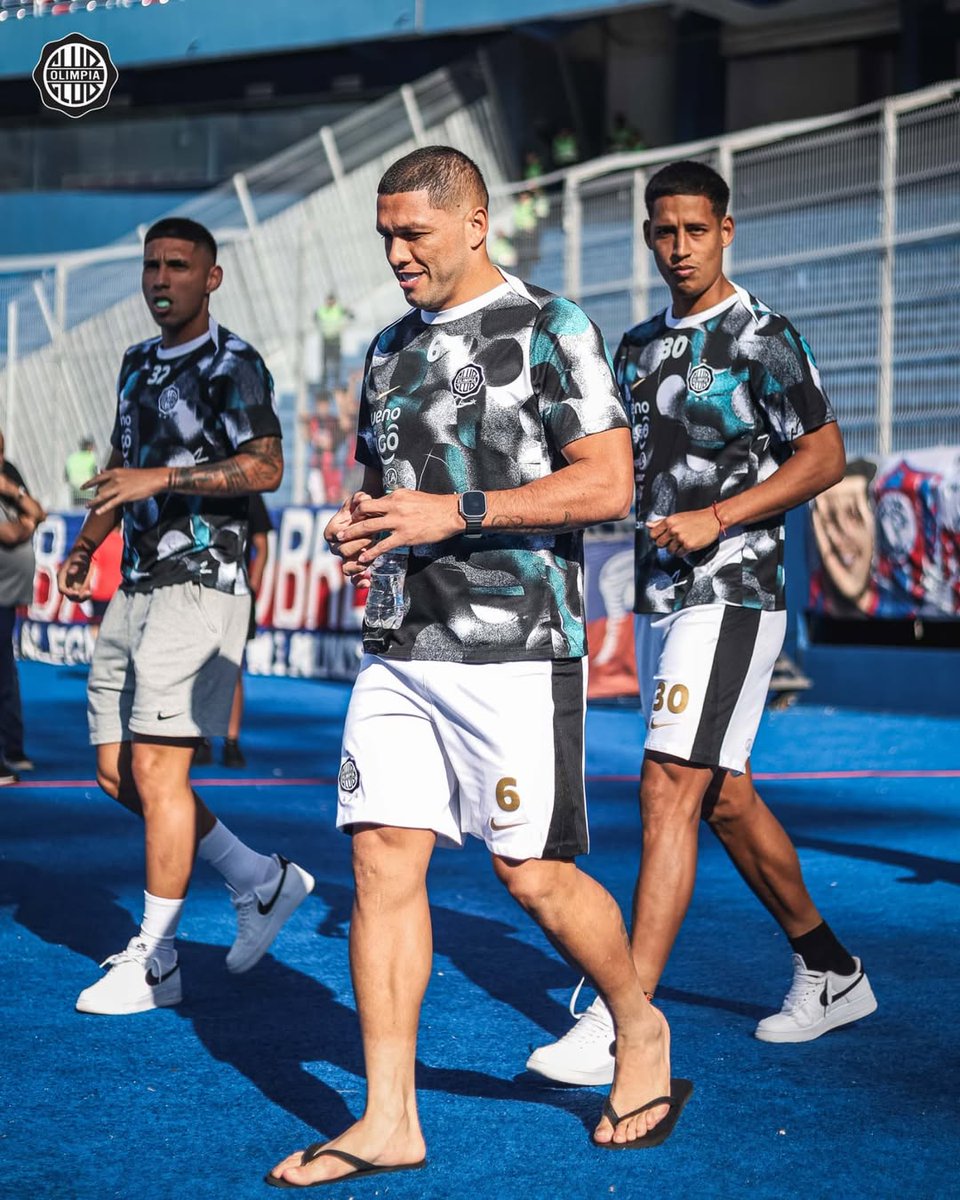 TheOrlandini's tweet image. Richard, en el patio de su casa 🐐