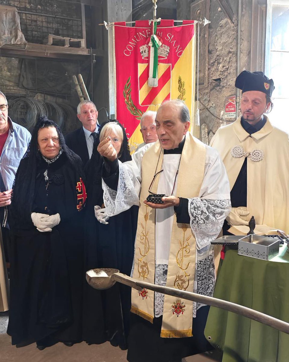 Ci sono #fusioni che ricorderemo a lungo e quella di un bronzo destinato a Siano (Salerno) lo è. Nel fuoco sono finiti anche oggetti affettivi d’oro e d’argento, donati per arricchire non solo materialmente la #campana, che sarà collocata nel locale cimitero. ❤️🔔

#marinelli