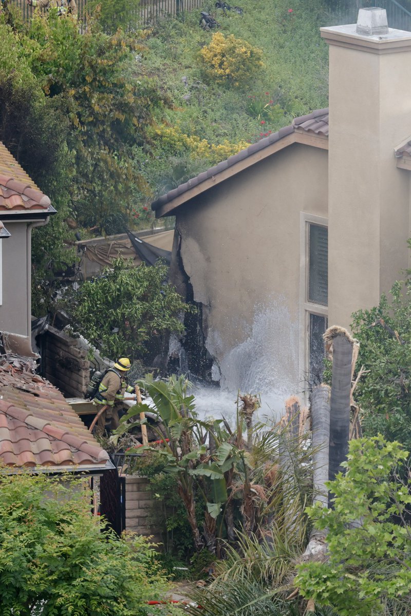 Michael_Coons's tweet image. Breaking: A small plane has crashed between two homes on High Meadow St. in the Wood Ranch neighborhood of Simi Valley. The pilot was killed in the crash and a fire at both houses was extinguished. @SVAcorn