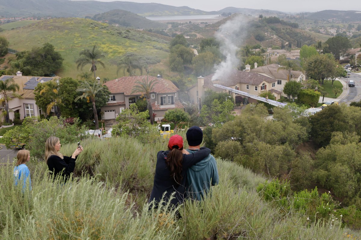 Michael_Coons's tweet image. Breaking: A small plane has crashed between two homes on High Meadow St. in the Wood Ranch neighborhood of Simi Valley. The pilot was killed in the crash and a fire at both houses was extinguished. @SVAcorn