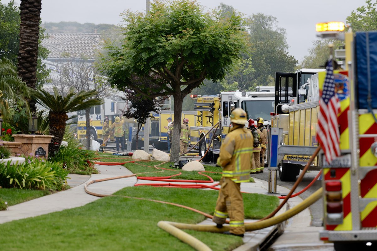 Michael_Coons's tweet image. Breaking: A small plane has crashed between two homes on High Meadow St. in the Wood Ranch neighborhood of Simi Valley. The pilot was killed in the crash and a fire at both houses was extinguished. @SVAcorn