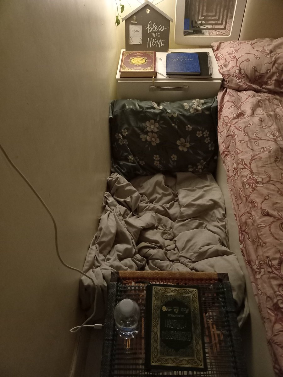 ركنٌ لِي ضاقَ في عيونِ البشـــر
وفيه اتّساعُ الأمل وكأنه أوسعُ من البحـر

هُنا حيثُ المساحةِ الضئيلة عظيمٌ ما يُنجز 🤎🌿