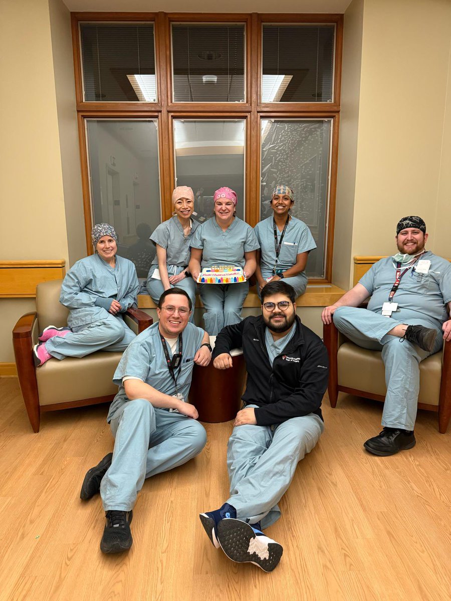 Amazing night team celebrating chief <a href="/LDrapalik/">Lauren Drapalik, MD</a> ‘s last night float!!
