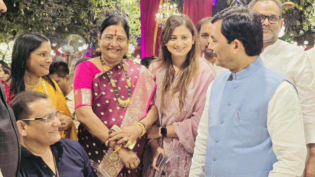 29 अप्रैल को वाराणसी स्थित ताज होटल में आयोजित मेरी छोटी बहन के विवाह समारोह में आदरणीय श्रीमती वीणा देवी जी, लोक जनशक्ति पार्टी R की लोकसभा सांसद, एवं सुपुत्री युवनेत्री कोमल सिंह जी के स्नेहपूर्ण आगमन से मैं एवं मेरा परिवार अत्यंत स्पर्शित हैं।
आपके इस अनमोल प्रेम और आशीर्वाद