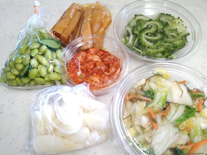 めいなんさんで漬物買って来たよ。あと、みんな大好きコーミソースカツ。ちっさ! 