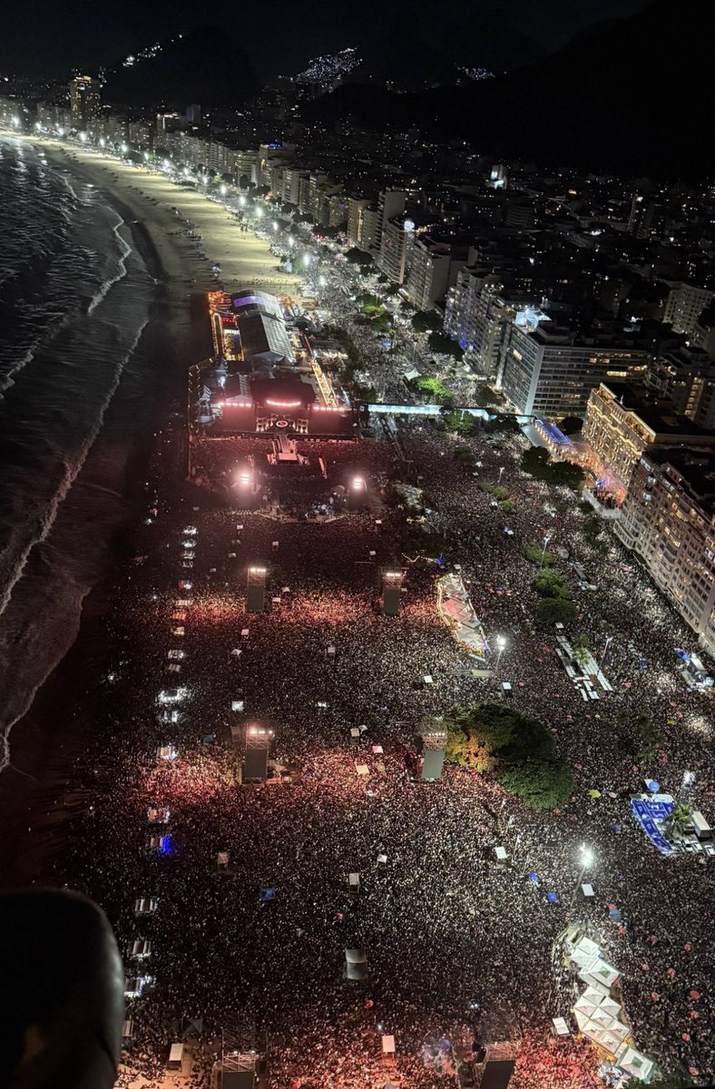 Tem que ser muito ranziza, amargo, careta, preconceituoso e com a vida cinzenta para criticar esse mega projeto que foi o show da Lady Gaga

Muito se falou sobre o aspecto econômico e logo vieram os chatospracarai com teorias financeiras e pitadas de politicagem barata para