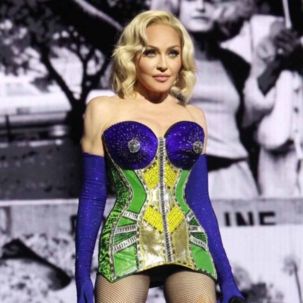 wtfjaq_'s tweet photo. não é por nada não, mas aqui vemos a rainha vermelha e a rainha branca de Alice no país das maravilhas, nem preciso dizer quem é quem
#ladygaga https://t.co/sYz8drLKrg