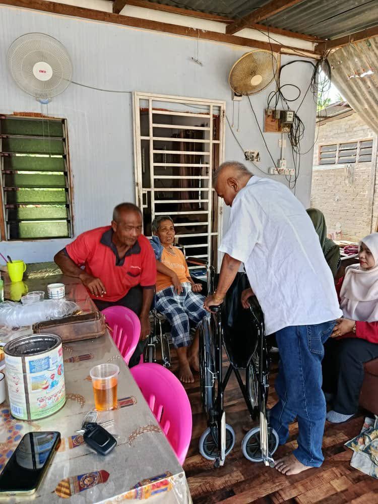 halimkhomiza's tweet photo. 03/05/2025
Ziarah kasih ke atas saudara Ahmad Shukri bin Ayob dan pasangannya Satiroh bte Senapi di Kampung Batu Menunggul Pendang pada hari ini. Di khabarkan yang Satiroh bte Senapi mengalami masalah kesihatan (stroke) sekian lama. https://t.co/FCLgjCaHGZ