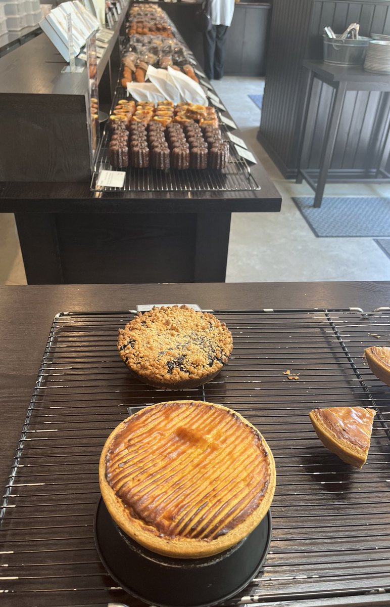 kana_s660's tweet image. フランス展にきてくださったお客様がわざわざ本店までお越しくださいました!ありがとうございます!!!😭💕💕💕
本店には焼きたてのタルトやフィナンシェなどたくさんご用意しております!!!
今日は、スイートポテトとブルーベリーのタルトホールございます🍠🫐
金沢へ旅行の際はぜひ!✨