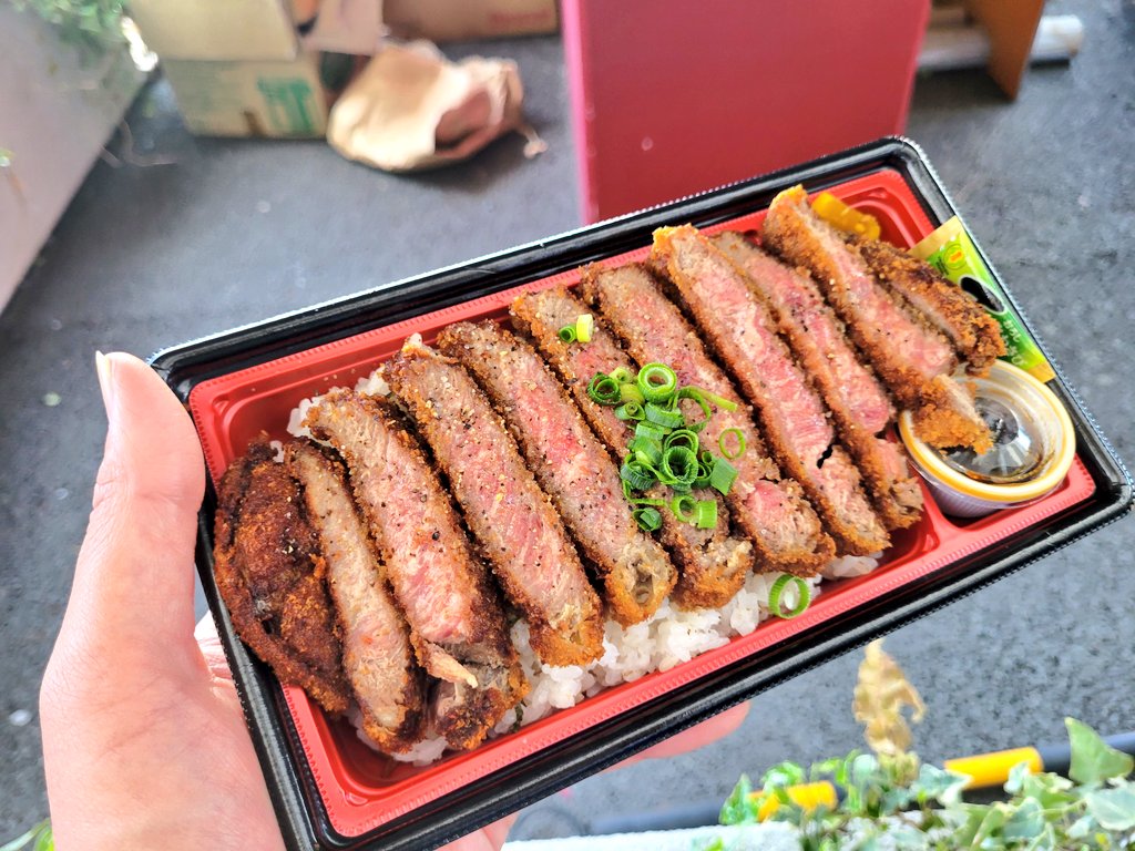 macofamR's tweet image. 3時間の耐久レース前にピットストップ
300も500も日産が勝つようにゲン担ぎ笑
ここの牛カツ絶品だった