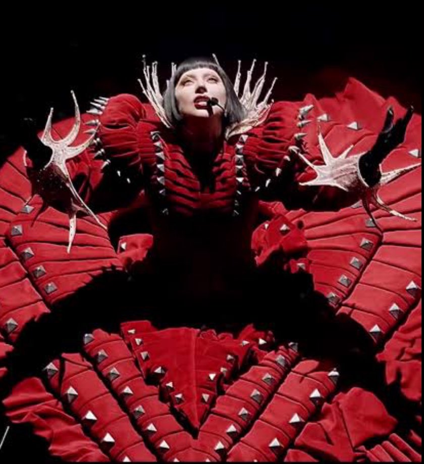 Estamos prontas pra assistir ao show da Lady Gaga do nosso camarote VIP all inclusive. Pra que Copacabana Palace quando podemos dançar sem ninguém olhando aqui da sala de casa? Gagacabana vai bombar!