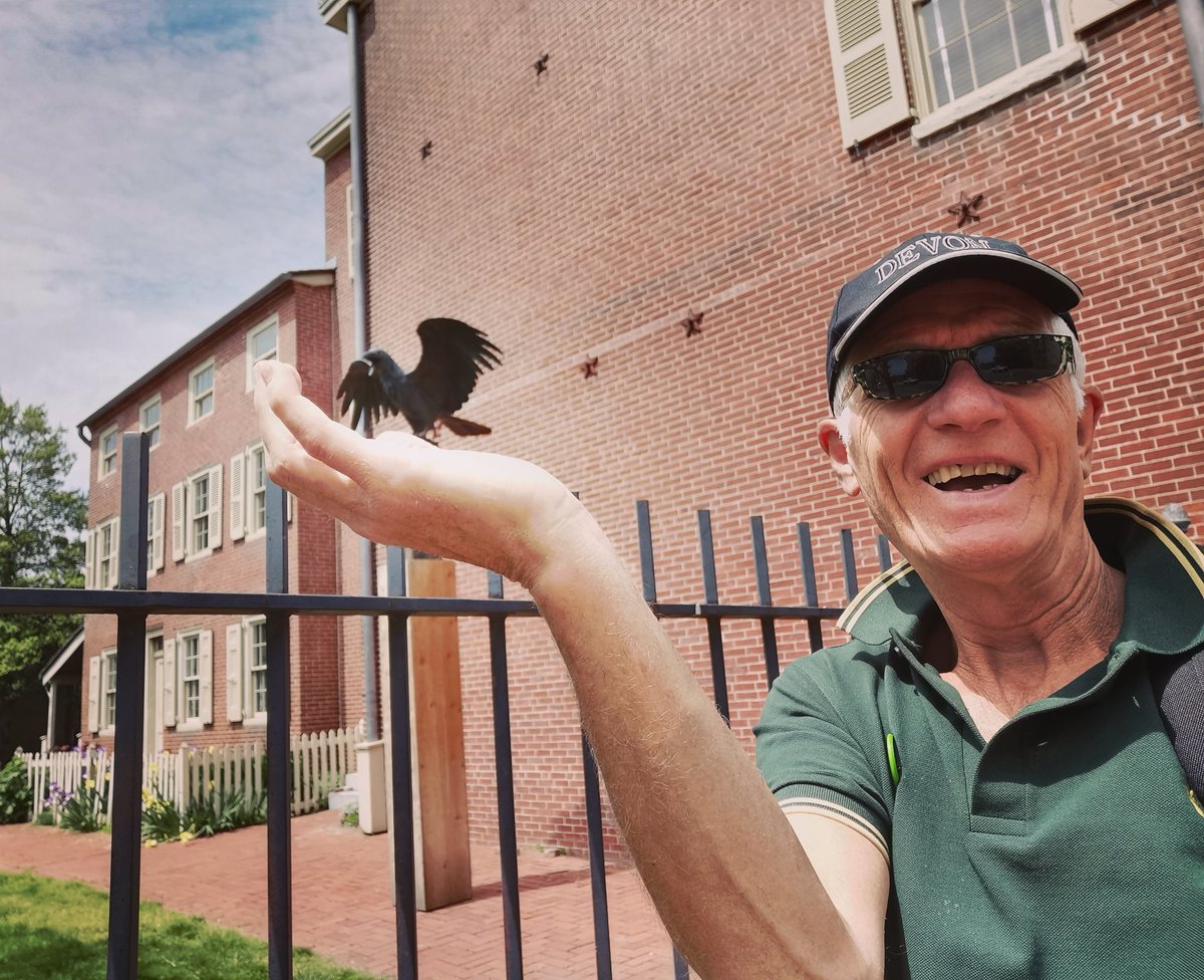 I caught Poe's raven.. it was sitting on a plinth outside his old home in #Philadelphia and came to say hi 😉..  tonight's show is at <a href="/UnionTransfer/">Union Transfer</a> Hall, an old railway station. 😊👍

Poe's gaff maps.app.goo.gl/dAXJKLNeUNv6XV…

Union Transfer
maps.app.goo.gl/MrJd4mSTvtcw3V…

#edgarallenpoe