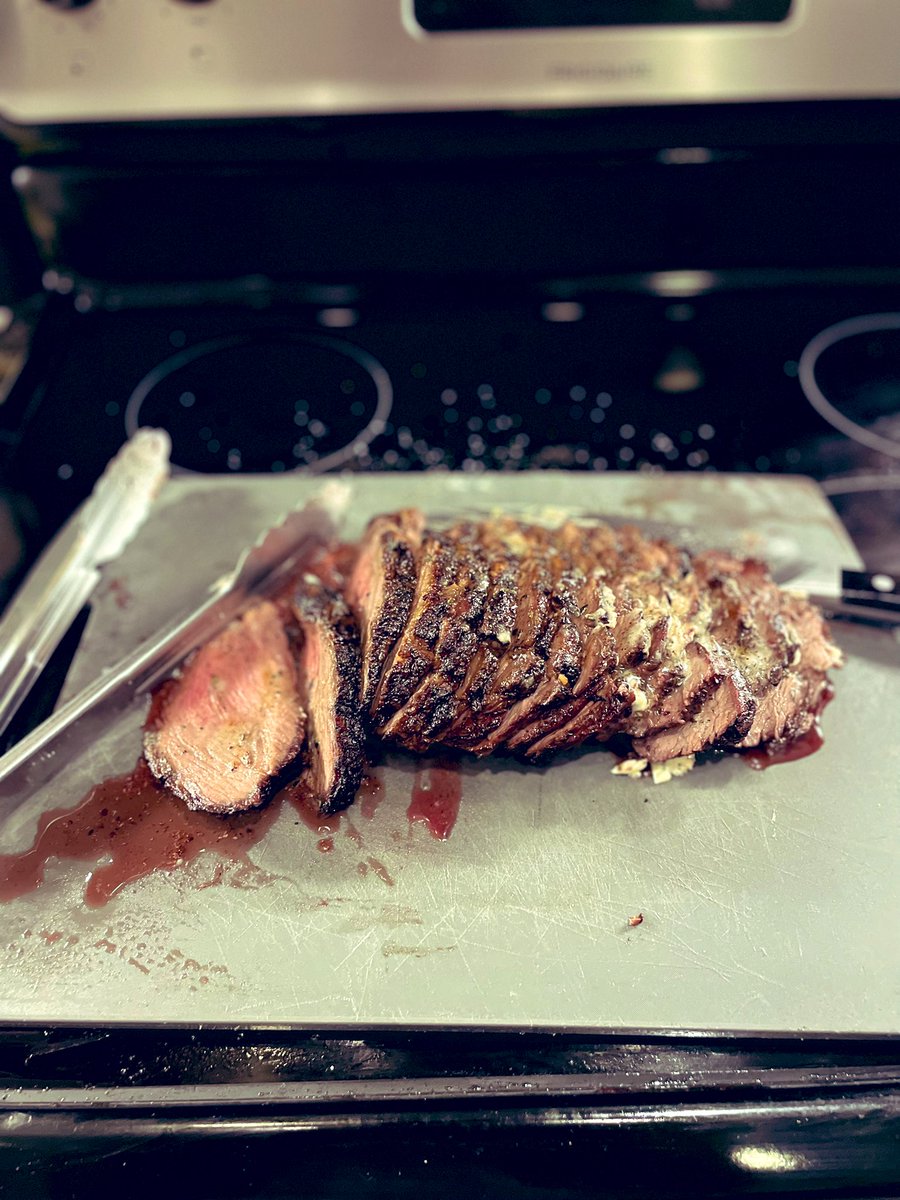 RickyAnalog's tweet image. Picahna Night. Def the most underrated cut of beef. Nothing but salt, pepper, garlic powder and then finished with a garlic/rosemary compound buttah 🧈 🥩 🍷
