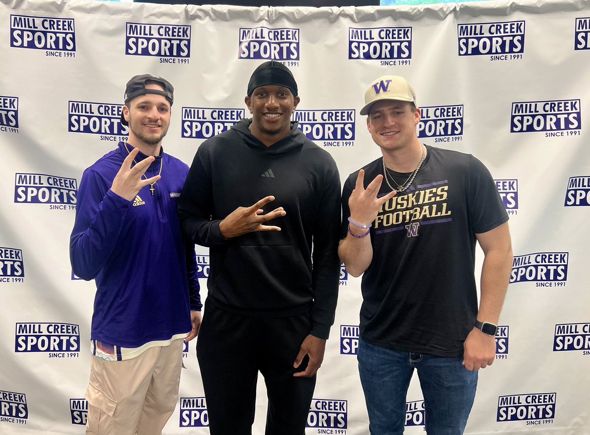JordonRayy's tweet photo. Just met the Goat! 🐐 

Michael Penix Jr! 🎯 

The QB of the Future in the NFL! 

Thanks for the meet up Mike! @millcreeksports 

@UW_Football X @themikepenix 

#GoHuskies☔️
#FutureMVP
#QB1 https://t.co/oidsdFYYp1