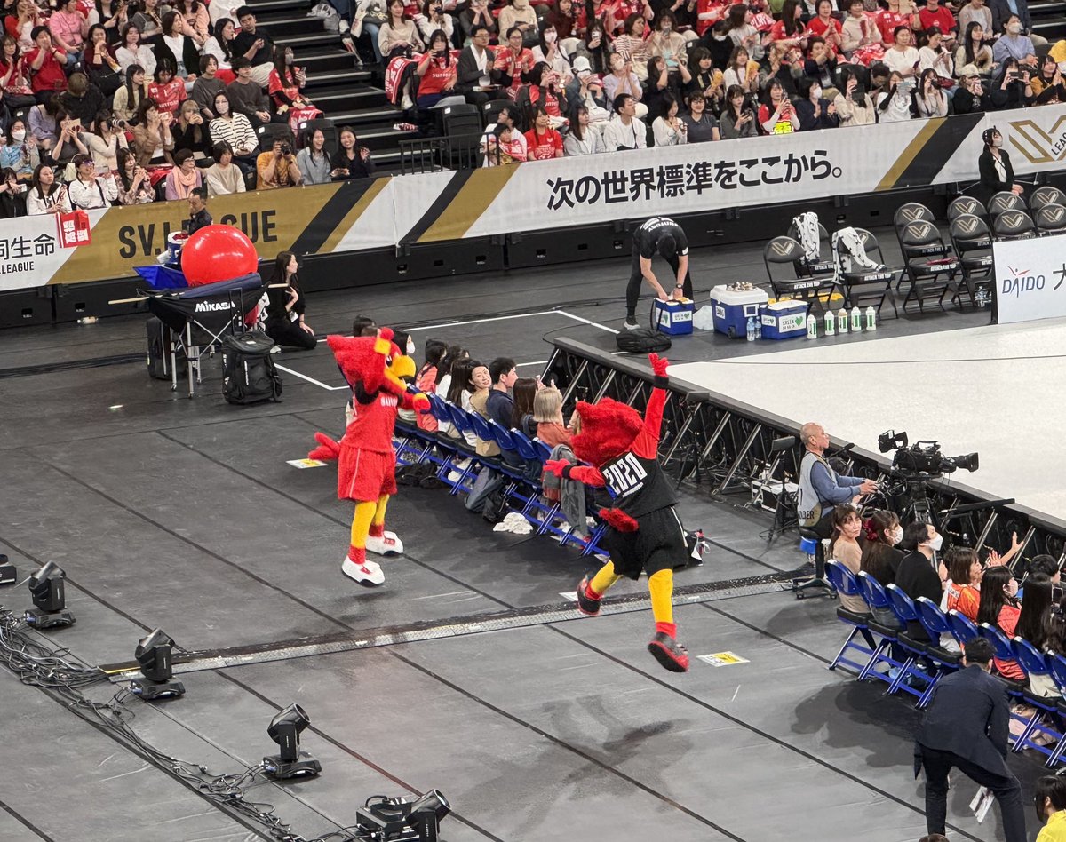 micchik1's tweet photo. SV.LEAGUE MEN チャンピオンシップ

もちろんサントリーを応援してるけれど、関田推しでもあるので、この試合を見れて本当に嬉しかった😆

そしてそして、めちゃめちゃ盛り上がるすごいすごい試合だった！！

明日も頑張れ‼️

#SVリーグ
#バレーボール
#有明アリーナ
#サントリーサンバーズ
#髙橋藍 https://t.co/SjdHt2rUI8