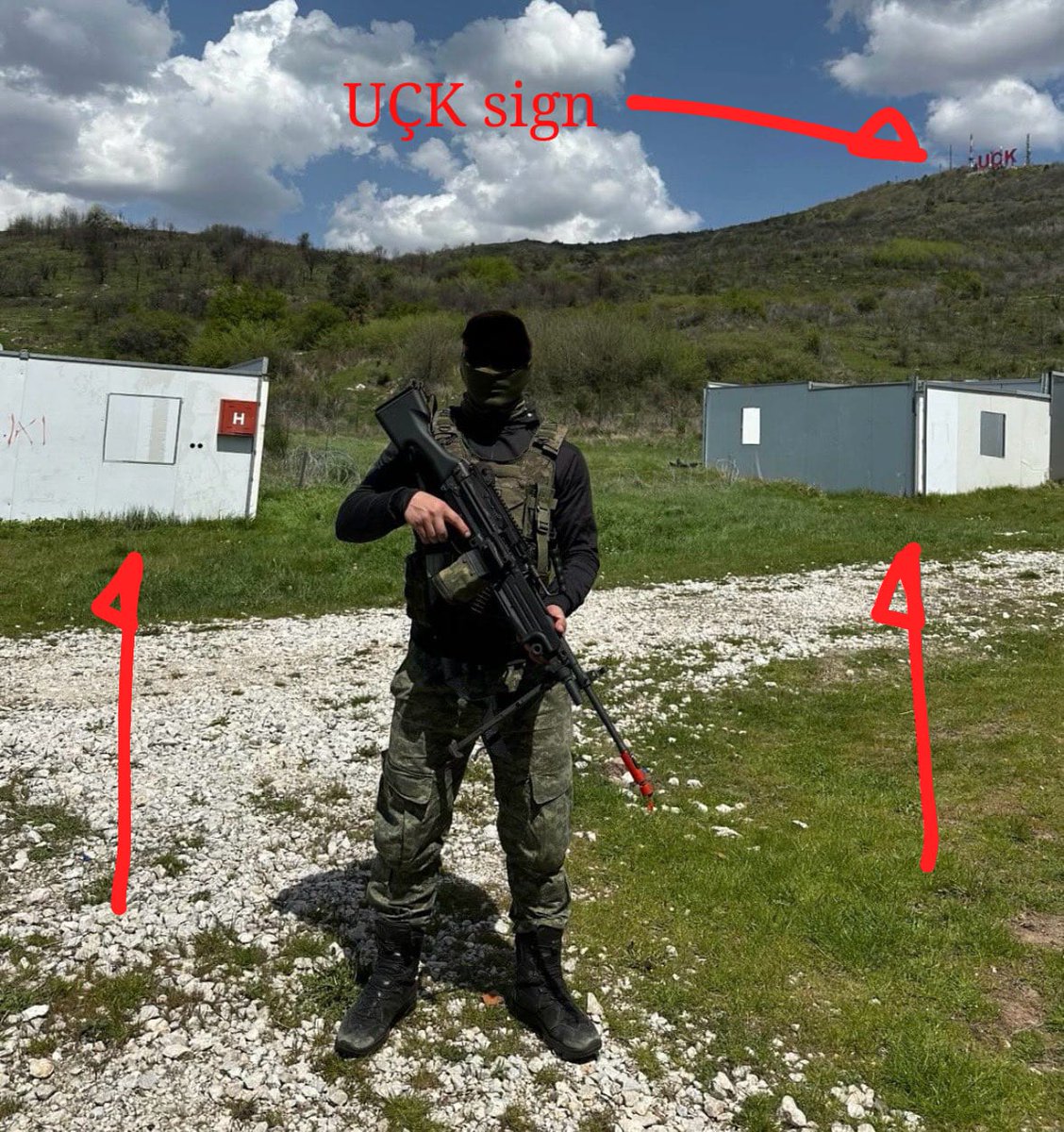 Lukai1861's tweet photo. #Kosovo #Serbia | On social media appeared a photo of a KSF operator in a #FIBUA (Fighting In Built-Up Area) site. I geolocated the operator.
The photo was taken a few kilometres east from Kosovska Mitrovica, where the #UÇK sign was built. I already made a report about the site. https://t.co/bSCjfszpEX