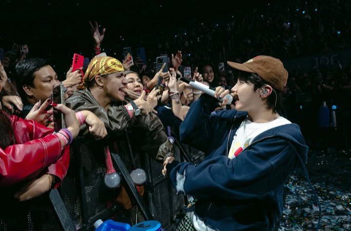 lhyn_rkive's tweet photo. I'm proud as a ph army ..on a hots day in manila   they respect hobi's choice no matter who will be  his equal sign at that time🫶💜
#respecthobi 
#JHOPE 
#pharmy https://t.co/ljqBYLHQZw