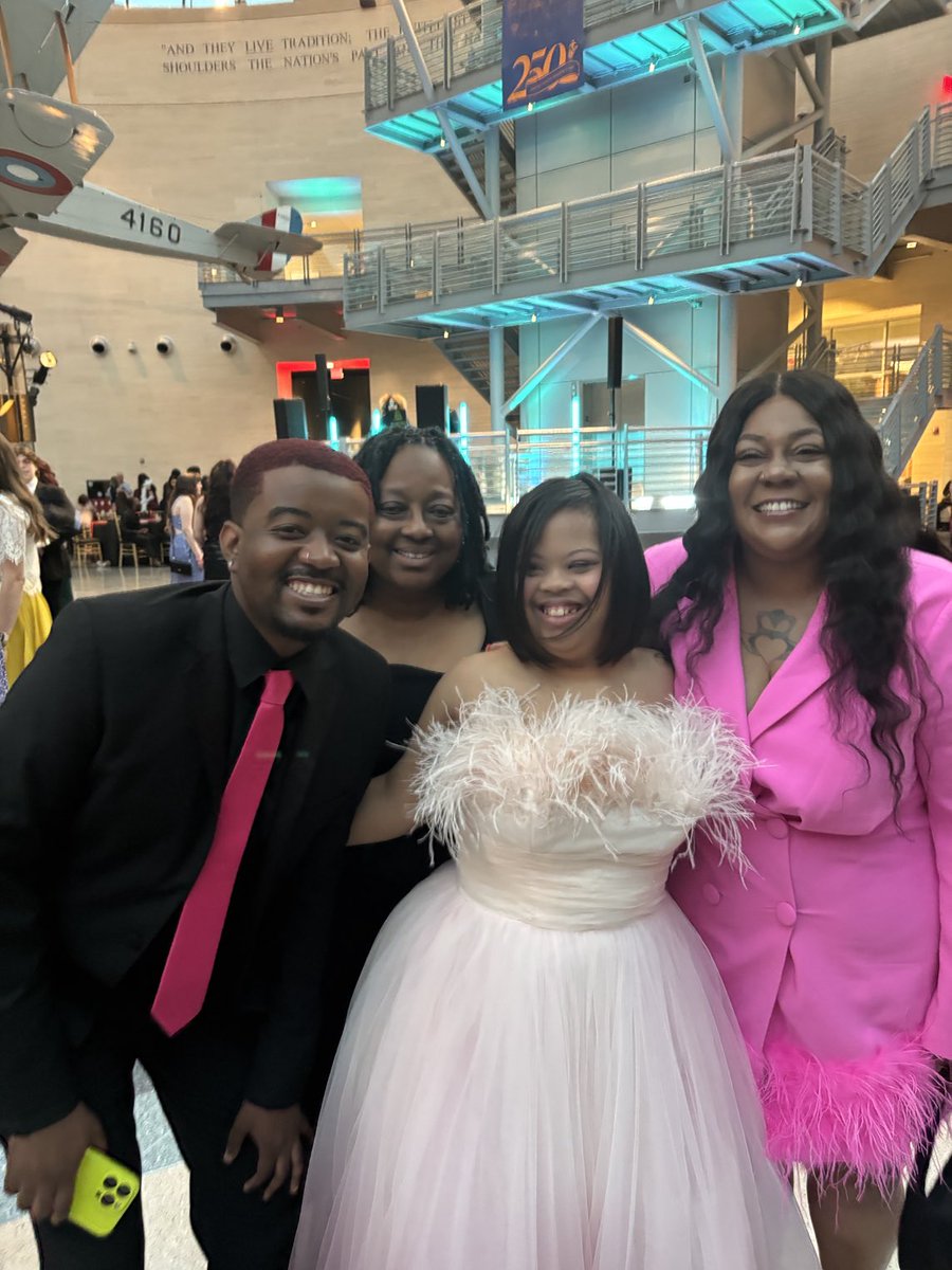 ColganFin's tweet image. The FINS are looking sharp at prom!