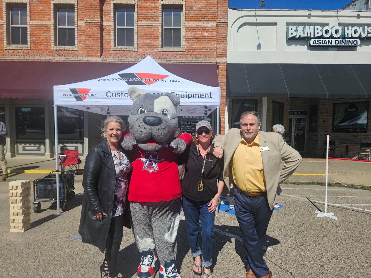 VectorSystemsUS's tweet image. What a great day the #vectorsystemsusa team had at heritage day in Bonham, TX!