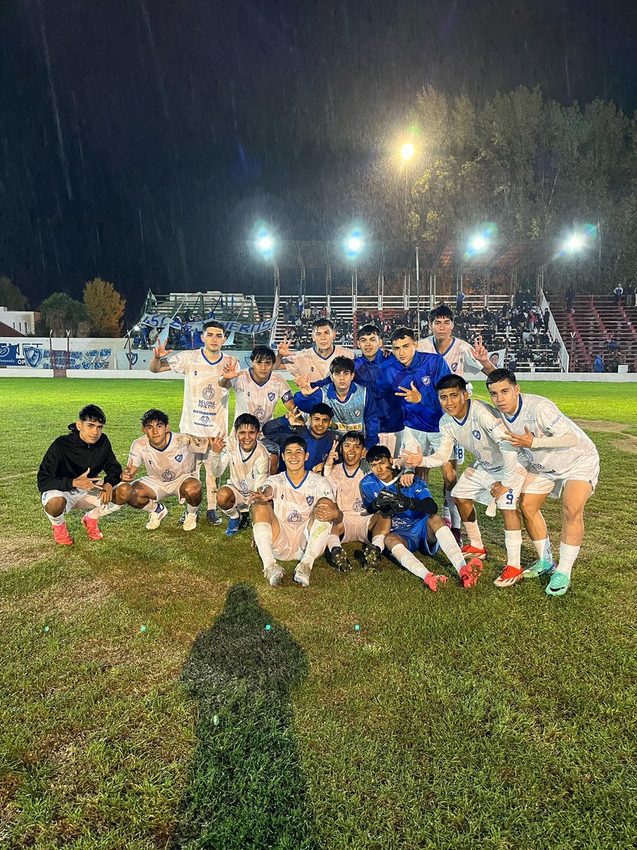 #Fútbol | ¡GANOOOO EL ALBO EN TERCERA!

Con goles de Santiago Cheuquepan, Natanael Bachetto y Valentin Meli, Regina se impuso 3-0 ante San Isidro en tercera división en cancha de Círculo Italiano.

📸 <a href="/nico_reca/">Nicolas Recabarren</a> 

#VamosAlbo⚪️🔵