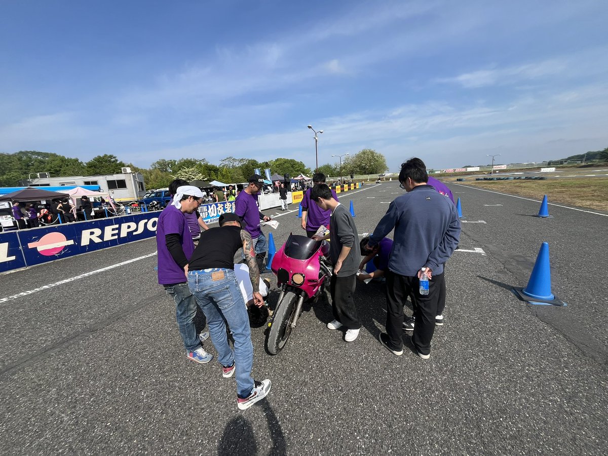 サーキットイベントで車検に遅れると酷い目に遭う図。