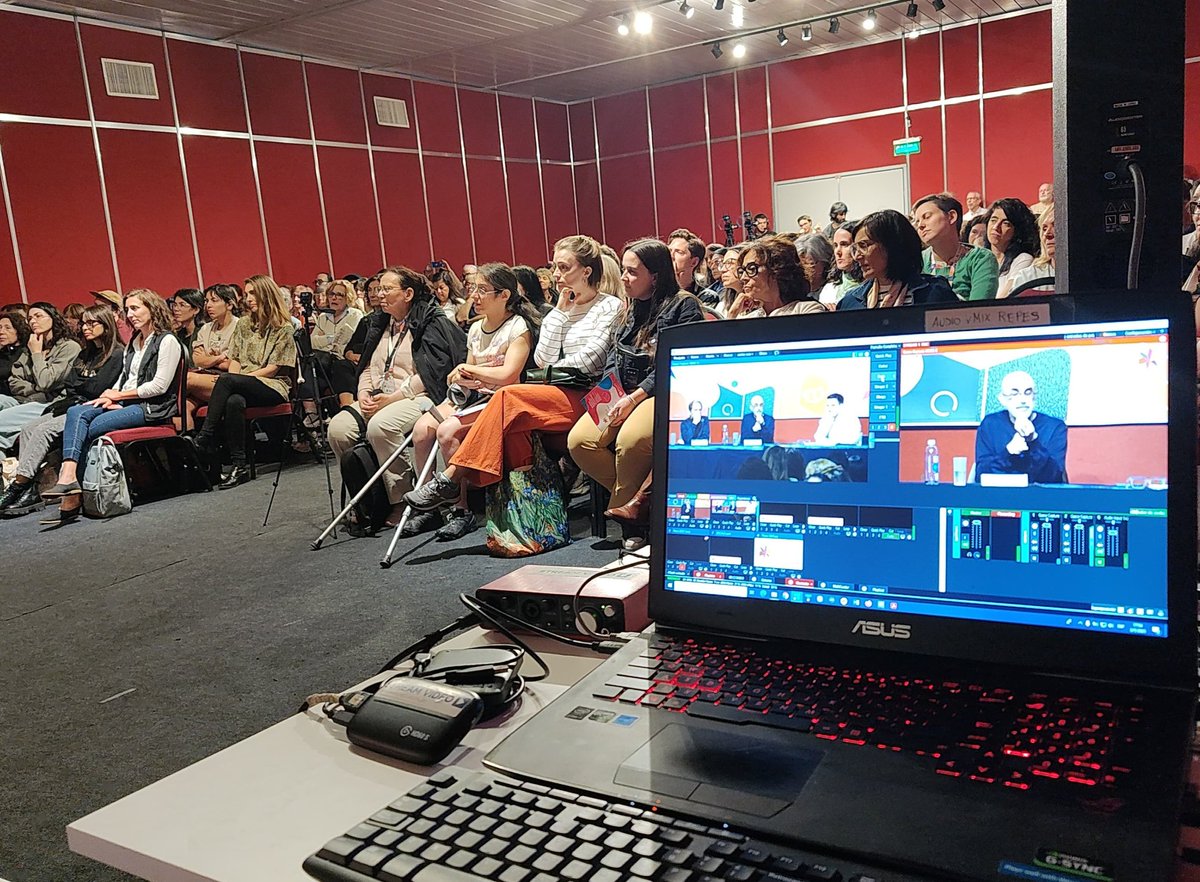 StreamVP's tweet photo. Se inauguró la mesa de Diálogo de Escritoras y Escritores Latinoamericanos en la Feria del Libro de Buenos Aires.
En la primera jornada estuvieron @MartinKohan (ARG) y Eduardo Halcón (Guatemala) y @StreamVP hizo la transmisión oficial, en vivo.
Mirá acá:
https://t.co/6xG8dr36qo… https://t.co/kPwiw4BGZh
