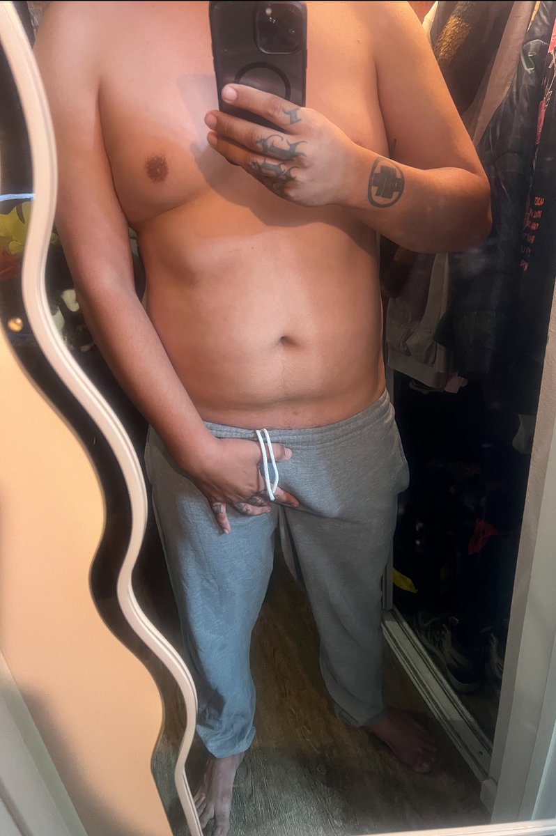 TheeeGuyyyyy's tweet photo. Any girls in San Diego https://t.co/v1tw3vCLbO