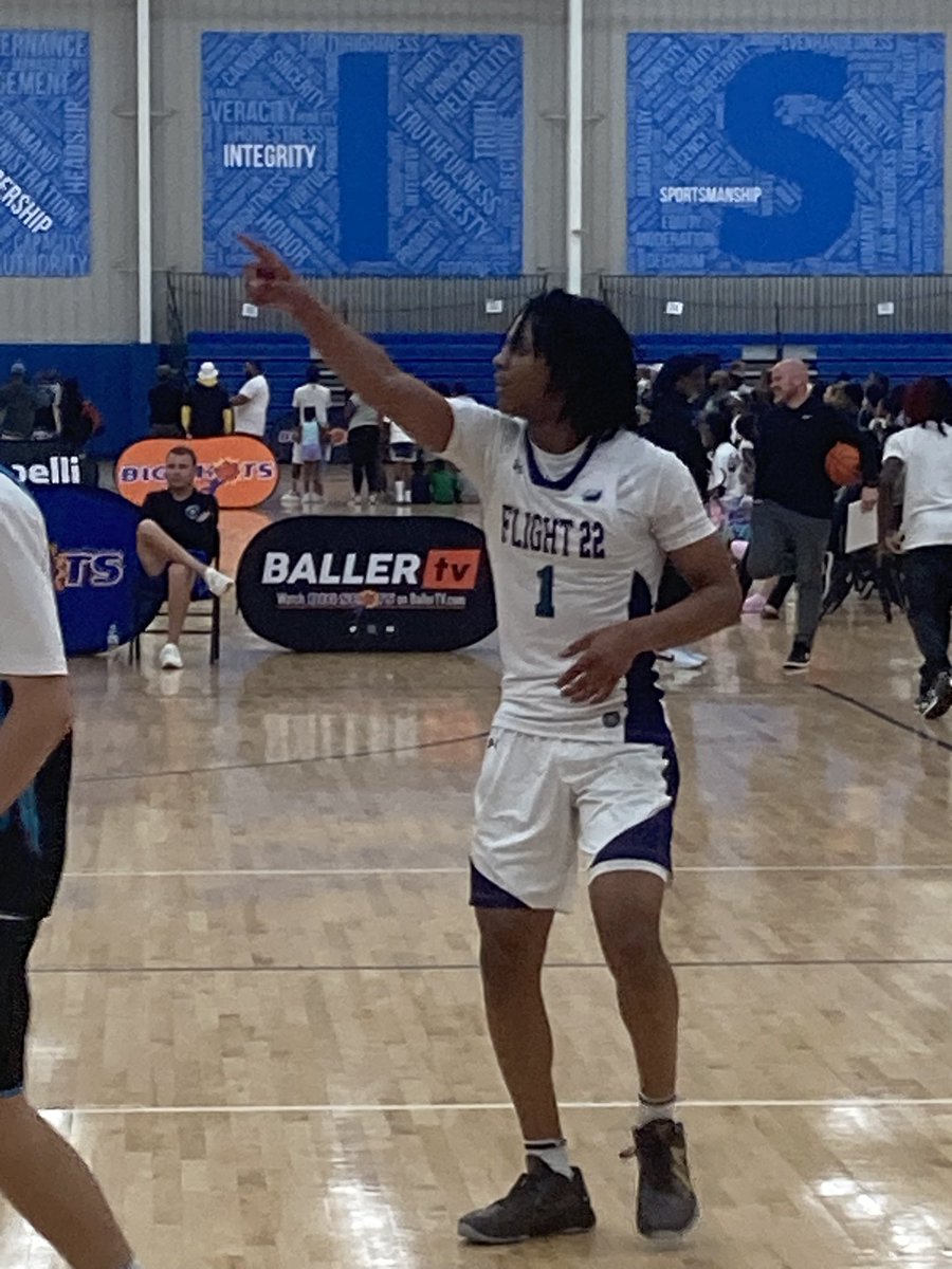 Love the backcourt play from Cam Reyes and Antrel Gilmore. Two crafty guards who gets after it and competes every possession. Leading the way for Flight 22 Elite.

#BIGSHOTS #MYRTLEBEACHJAM