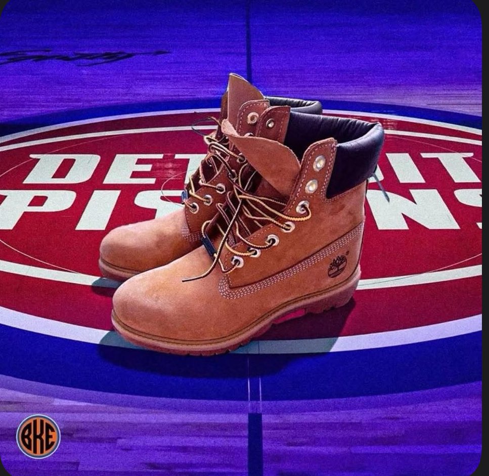 Staircase2Stage's tweet image. Scuffed my Timbs on da Blvd of many ruff cities.