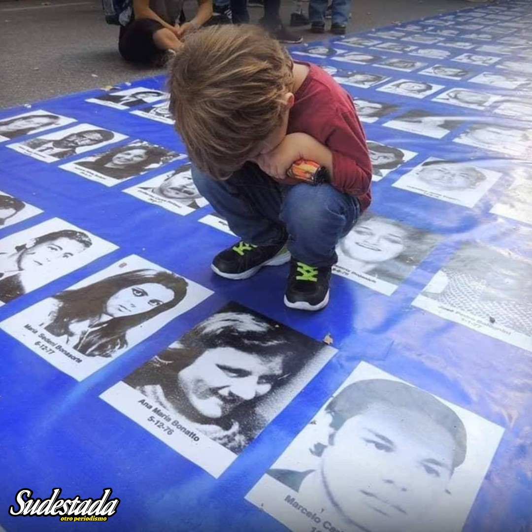 RevSudestada's tweet image. &quot;ACÁ ESTAMOS, PIBE&quot;
(Una imagen que nos convoca)

Si la humanidad fuera capaz de mirar como vos, qué distinto sería todo. Si entendieran, los repetidores del odio, lo que significa que te arrebaten a un ser querido, que te persigan por soñar, que te fusilen por las ideas, (Sigue)