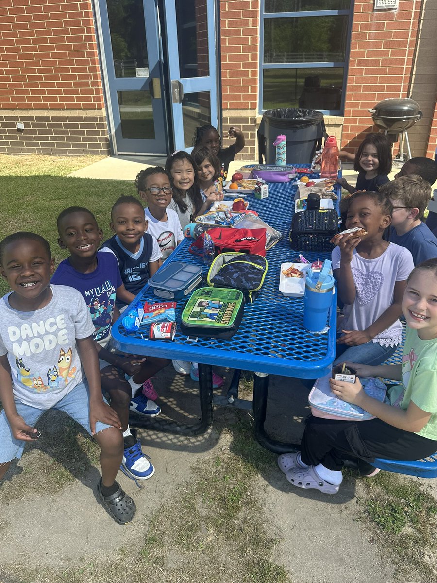 MsPoteat14's tweet image. Lunch outside!☀️🫶🏼 @RTEFlightStatus