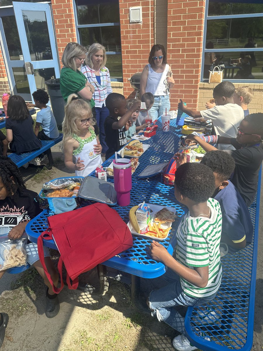 MsPoteat14's tweet image. Lunch outside!☀️🫶🏼 @RTEFlightStatus