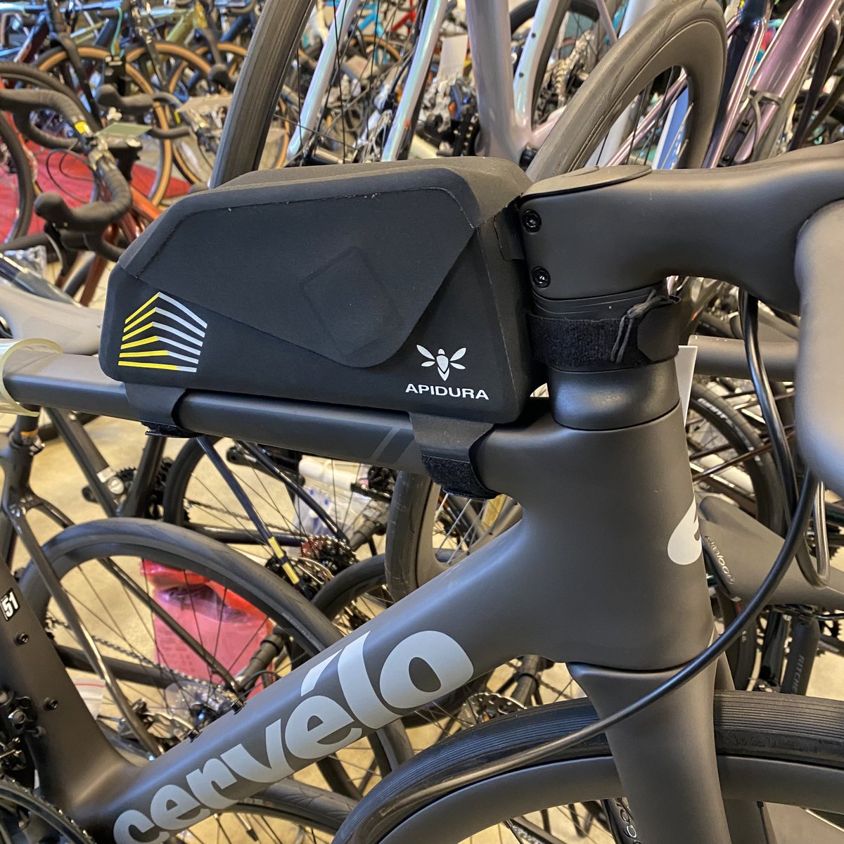 katocycle's tweet photo. APIDURA のトップチューブパックが売れてます‼️ロードレーサーにもグラベルのパッキングにも使えるエアロでたくさん入るトップチューブパックはいかがですか✨マグネットで簡単に中のものにアクセスできるため走りながらの補給、サングラスをサッと取り出したりなかなか使える逸品です🔥#APIDURA https://t.co/TaXZoSotyD