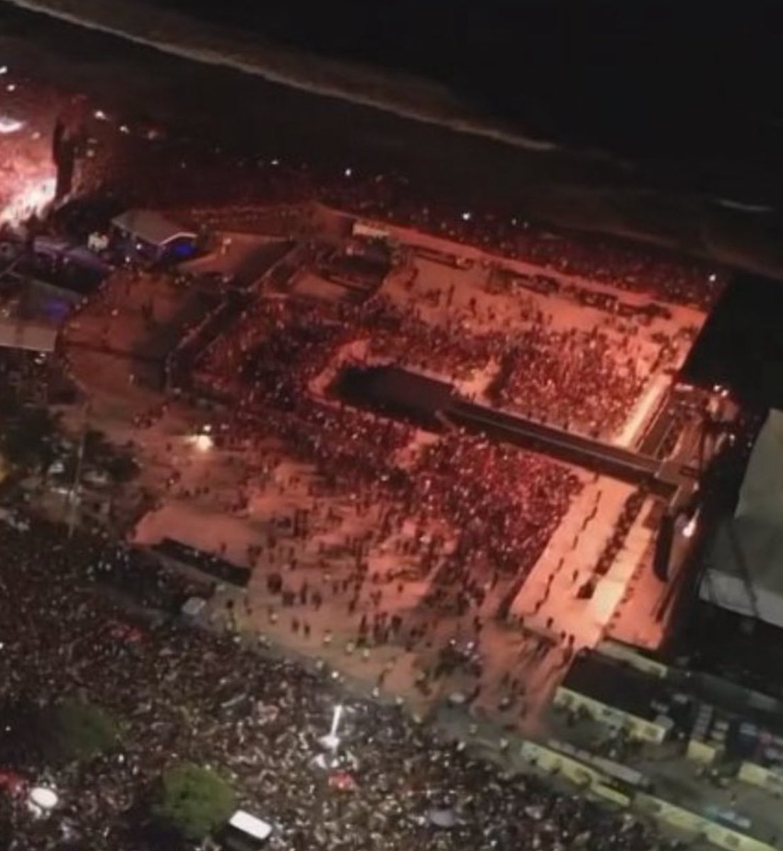 choquei's tweet photo. 🚨AGORA: Imagem aérea mostra a área vip do show de Lady Gaga em Copacabana. #LadyGagaNaGlô https://t.co/osQnsM1IYs