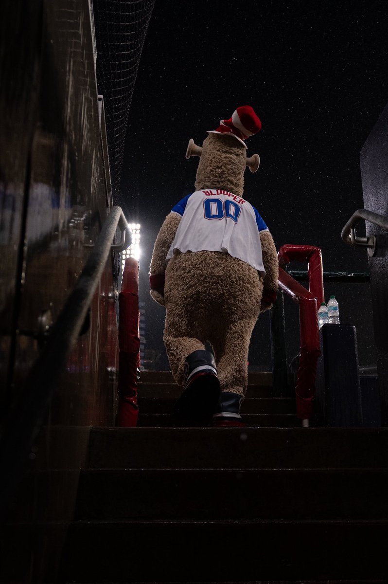 BlooperBraves's tweet image. rain hates to see him coming